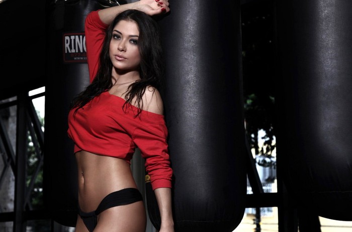 Nữ võ sĩ đấu vật biểu diễn UFC xinh đẹp chẳng kém siêu mẫu.